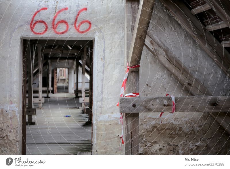 The Number of the Beast Dorf Stadt Haus Hochhaus Ruine Bauwerk Gebäude Architektur Mauer Wand Tür alt 666 Dachboden Altbau Renovieren Konstruktion Verfall