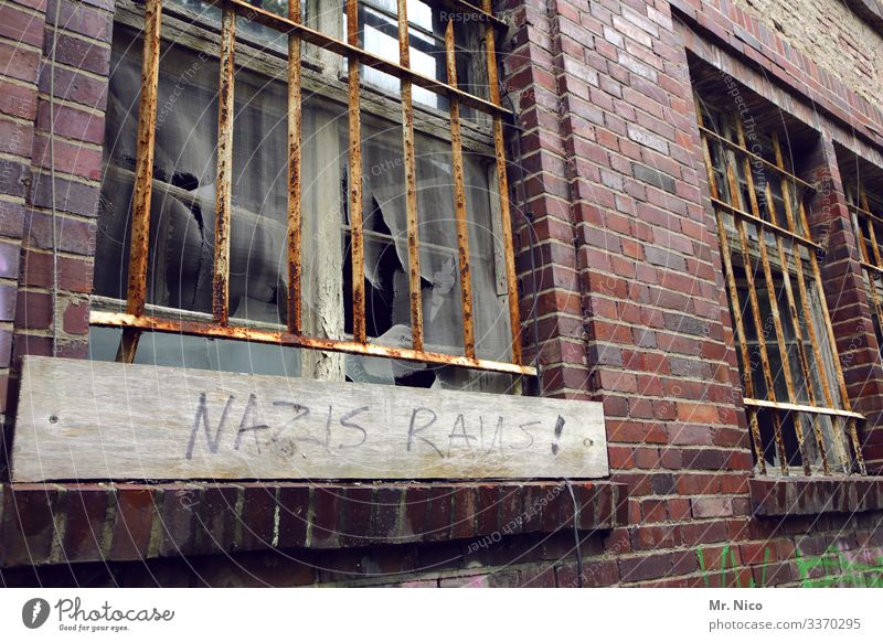 Nazis raus ausm Haus Politik & Staat Frustration nazis raus Vandalismus Nationalsozialismus Hausbesetzung Hausbesetzer rebellieren Subkultur Verfall Gebäude