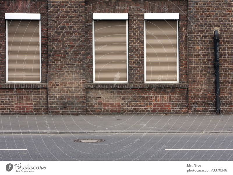 windows Fenster Altbau Rolladen Haus Straße Bürgersteig Fassade Verfall geschlossen Gebäude Stadt Dorf Unbewohnt Leerstand trist Vergänglichkeit alt leerstehend