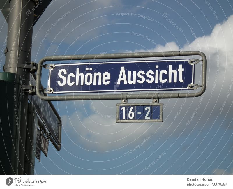 Schöne Aussicht Himmel Schönes Wetter Schriftzeichen Ziffern & Zahlen Schilder & Markierungen Hinweisschild Warnschild entdecken Mobilität Straße Farbfoto