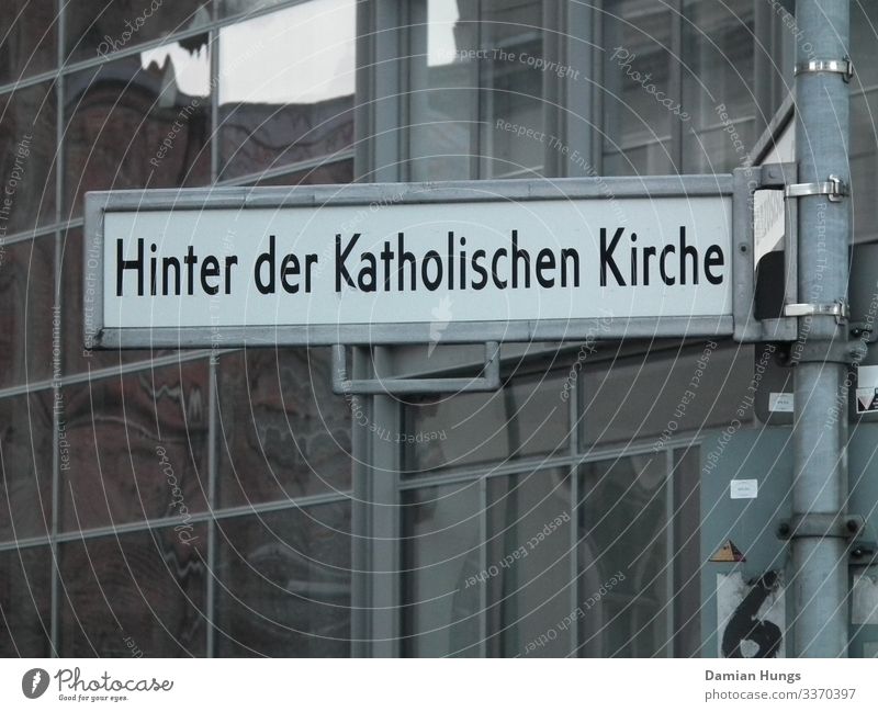 Hinter der Katholischen Kirche Haus Fassade Fenster Straße Schriftzeichen eckig einfach fest Sauberkeit seriös Stadt schwarz silber weiß Religion & Glaube