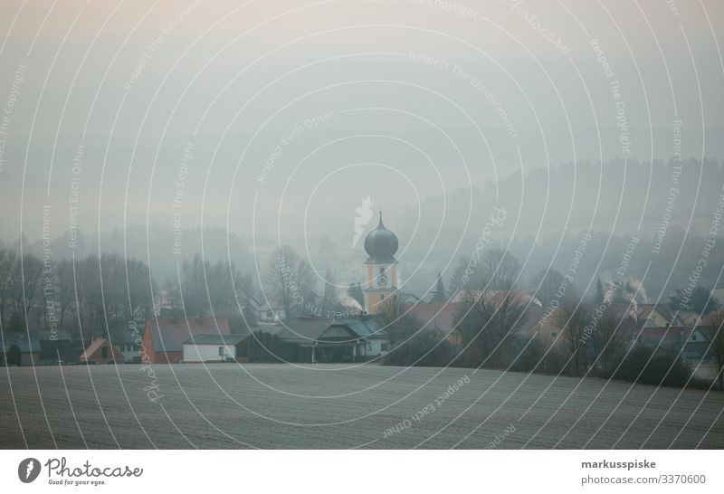 Dorf im Nebel und Morgentau Nebelschleier Nebelstimmung Kirche Kirchturm Bayern Oberpfalz Morgendämmerung Morgennebel Gemeinde Landwirtschaft Felder Ackerbau