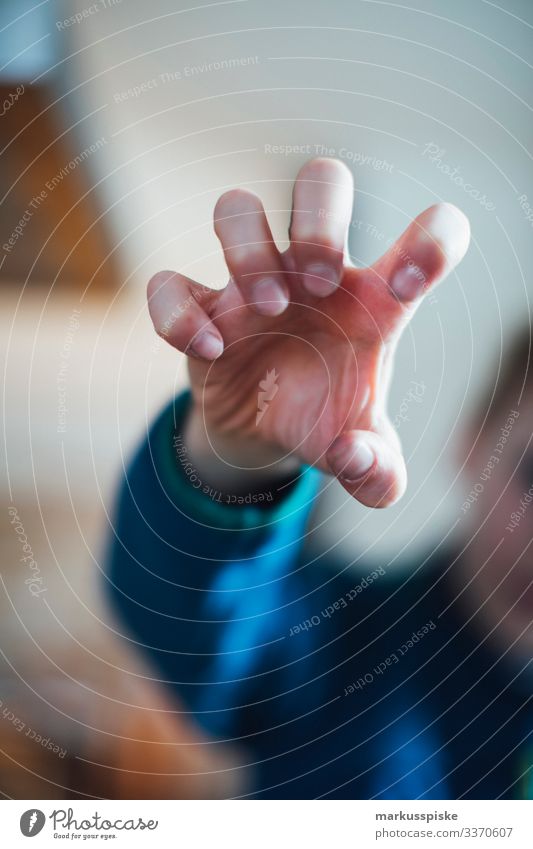 Junge zeigt gefährliche Krallen Hand Kindheit Kinderspiel Finger Hände Fäuste Symbole & Metaphern symbolkraft symbolisch Symbolismus Aggression aggressiv