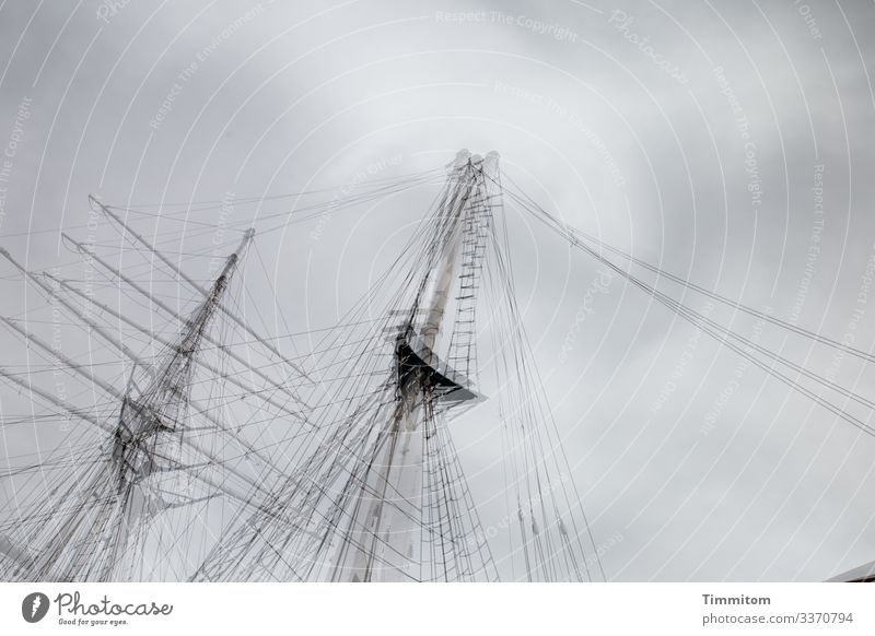 Schiff im Hafen an der Ostsee - Masten und Takelage schiffsmast Himmel Wolken Wolkenhimmel grau trüb mehrfachbelichtung Farbfoto