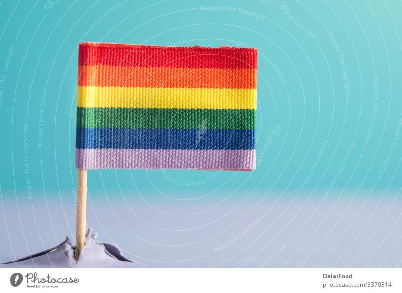 LGBT-Flagge aus einem Berg (Konzept) Berge u. Gebirge Homosexualität Himmel Fahne blau Zukunft Hintergrund Transparente farbenfroh Entwurf Konzept erscheint