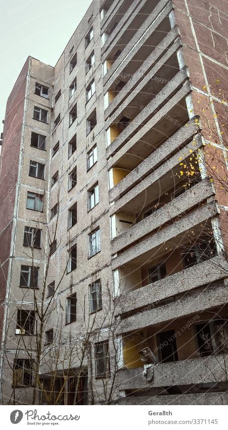 verlassenes leeres Haus in Pripjat Ukraine nach einem Unfall Kernkraftwerk Pflanze Herbst Baum Gras Gebäude bedrohlich hoch trist Umweltverschmutzung Zerstörung