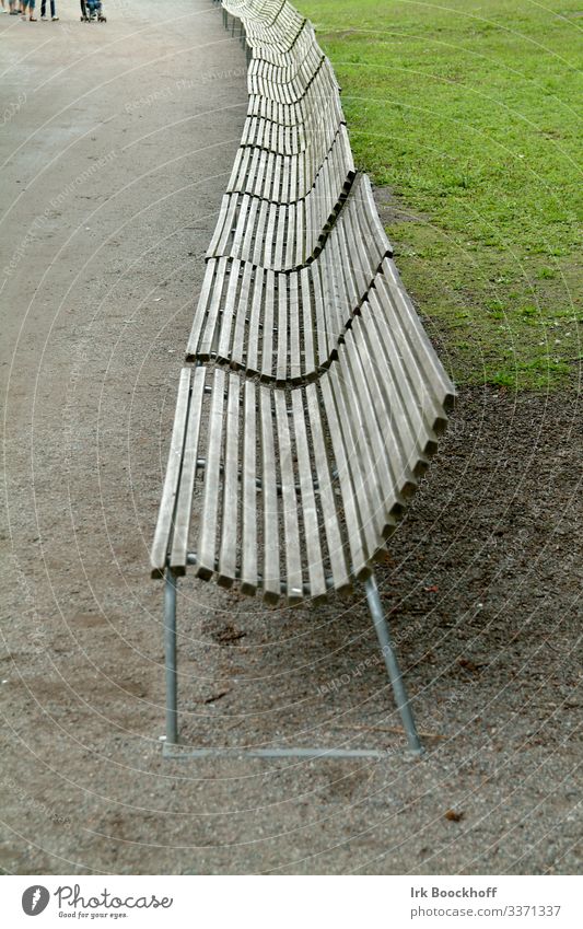 super lange Bank in einem Park Tourismus Ausflug Wiese Dorf Stadtzentrum Fußgänger Wege & Pfade Holz Erholung sitzen trist braun grün Senior Gartenbank Pause