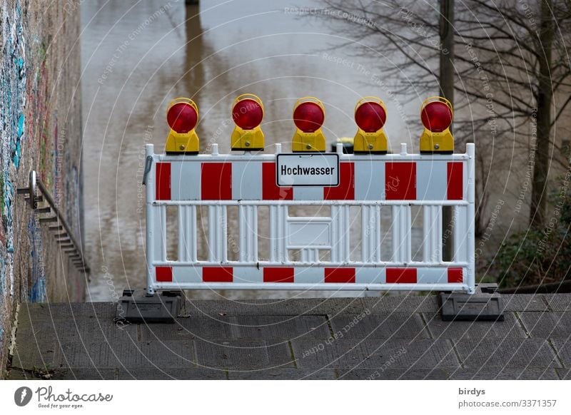 Hochwasser Sperrgebiet Umwelt Wasser Winter Klimawandel Unwetter Regen Baum Fluss Barriere Schriftzeichen Hinweisschild Warnschild Verkehrszeichen authentisch