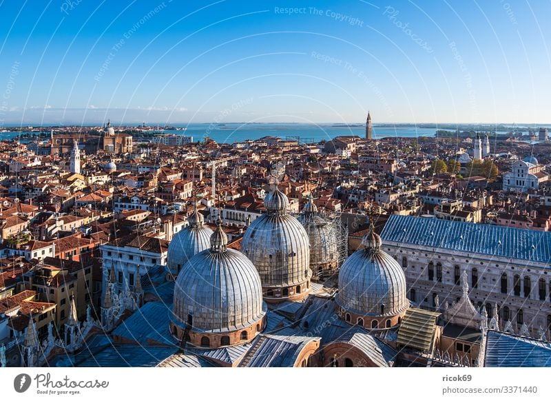 Historische Gebäude in der Altstadt von Venedig in Italien Erholung Ferien & Urlaub & Reisen Tourismus Haus Wasser Wolken Stadt Turm Bauwerk Architektur Fassade