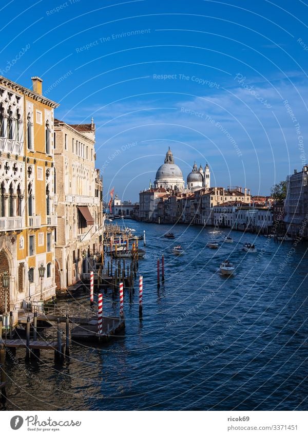 Blick auf die Kirche Santa Maria della Salute in Venedig Erholung Ferien & Urlaub & Reisen Tourismus Haus Wasser Wolken Stadt Altstadt Turm Bauwerk Gebäude