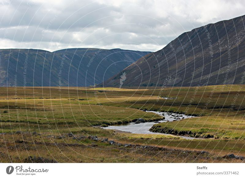 schottisches Glen mit einem Bach Schottland schottische Landschaft nordisch geheimnisvoll Hügel Stille geheimnisvolle Landschaft Einsamkeit Himmel und Erde