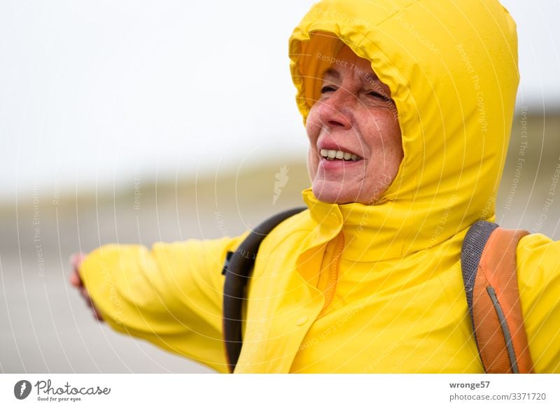 Abgehoben | Startversuch Ferien & Urlaub & Reisen Freiheit Strand Mensch feminin Frau Erwachsene Weiblicher Senior 1 45-60 Jahre Herbst schlechtes Wetter