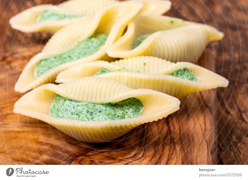 Conchiglino gefüllt mit Spinat Vegetarische Ernährung Muschel Holz rot weiß Mahlzeit kochen & garen Basilikum selbstgemacht Cocktail Auflauf Essen zubereiten