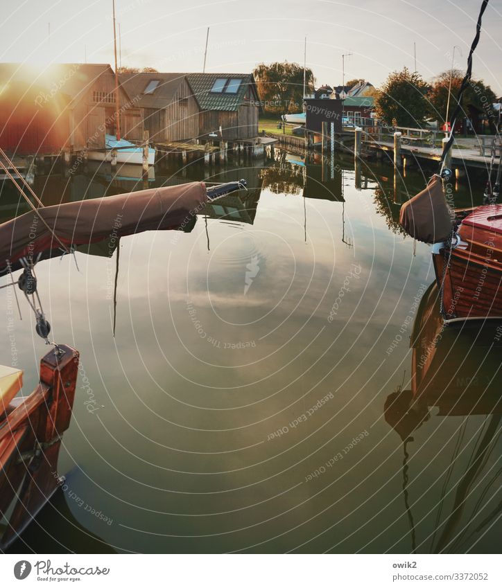 Kleiner Hafen Wasser Himmel Wolken Herbst Schönes Wetter Althagen Ahrenshoop Dorf Fischerdorf bevölkert Haus Gebäude Bootshaus Segelboot Segelschiff Takelage