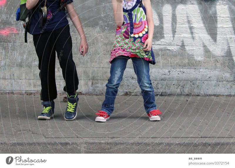 Dancin´ in the street Mädchen Junge 2 Mensch Jugendkultur Subkultur Umwelt Stadt Bürgersteig Mauer Wand Fassade Straße T-Shirt Jeanshose Rucksack Turnschuh