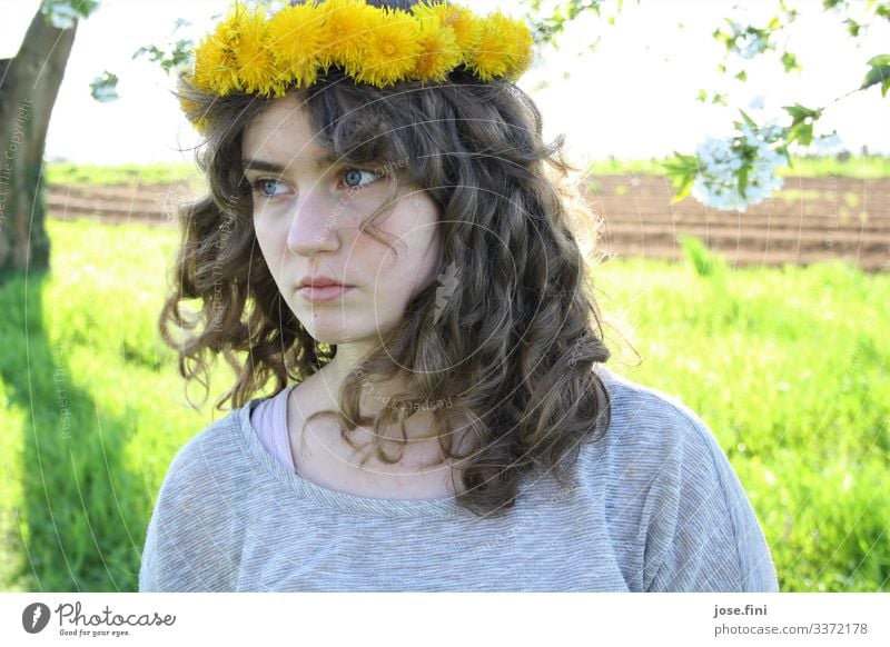 Blumenmädchen feminin Junge Frau Jugendliche Haare & Frisuren Natur Frühling Sommer Schönes Wetter Blüte Blumenkranz Locken beobachten Bewegung Blühend Denken