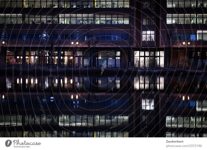 Hochhausfassade mit beleuchteten Fenstern Wirtschaft Business Berlin Berlin-Mitte Hauptstadt Stadtzentrum Bauwerk Fassade Arbeit & Erwerbstätigkeit Tatkraft