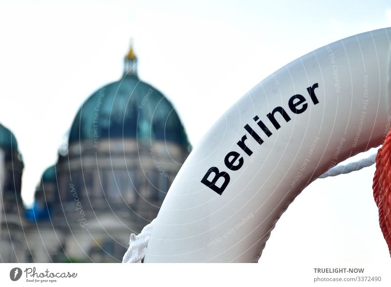 S.O.S...Rettungsring (Detail) am (hier unsichtbaren) Ufer der Spree mit Berliner Dom im Hintergrund Symbol Sicherheit Hauptstadt Wahrzeichen Deutschland