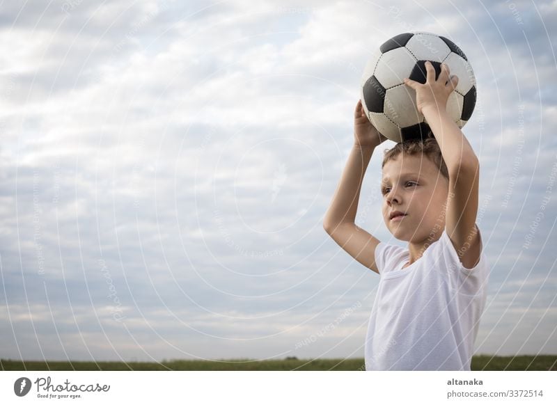 Porträt eines kleinen Jungen mit Fussball. Begriff des Sports. Lifestyle Freude Glück Erholung Freizeit & Hobby Spielen Sommer Fußball Kind Mensch Mann