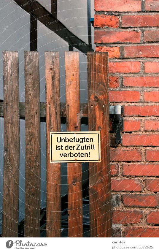 Unbefugten ist der Zutritt verboten Tür Tor Pforte Lattenzaun Türangel Fachwerk Klinker Mauerwerk Gasse Zugang Verbot Schild Zugang Erlaubnis typisch Deutsch