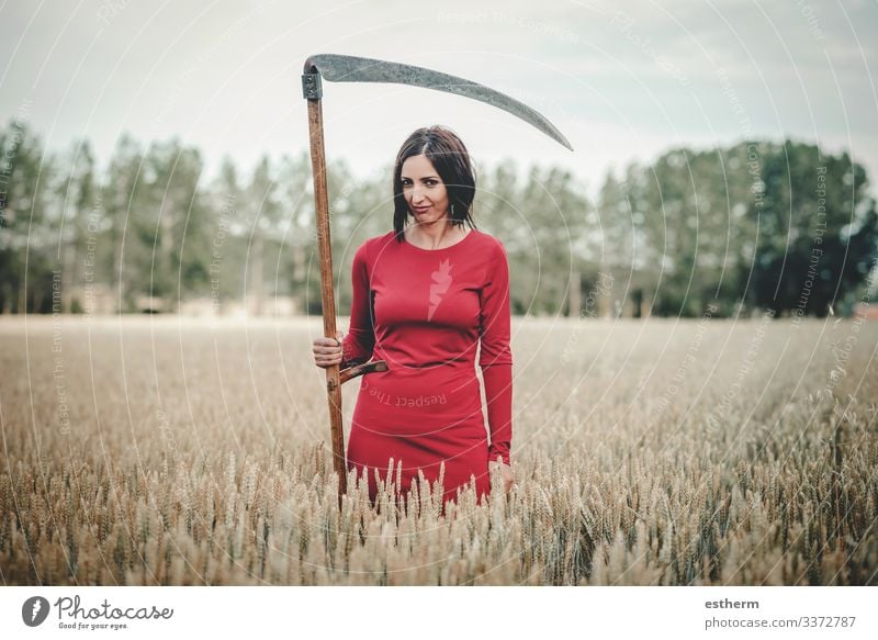 Junge Frau mit Sense im Wald Lifestyle elegant schön Freiheit Halloween Mensch feminin Jugendliche Erwachsene 1 30-45 Jahre Natur Landschaft Wiese Mode Kleid