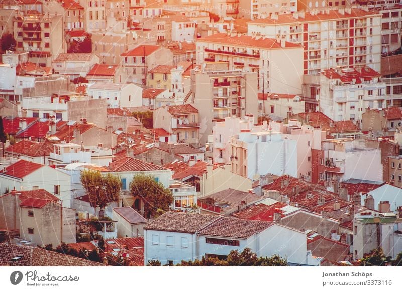 Ausblick über die Dächer von Marseille Sonnenlicht Licht Textfreiraum oben Panorama (Aussicht) Farbfoto Menschenleer Tag Dach Stadtleben Reisefotografie