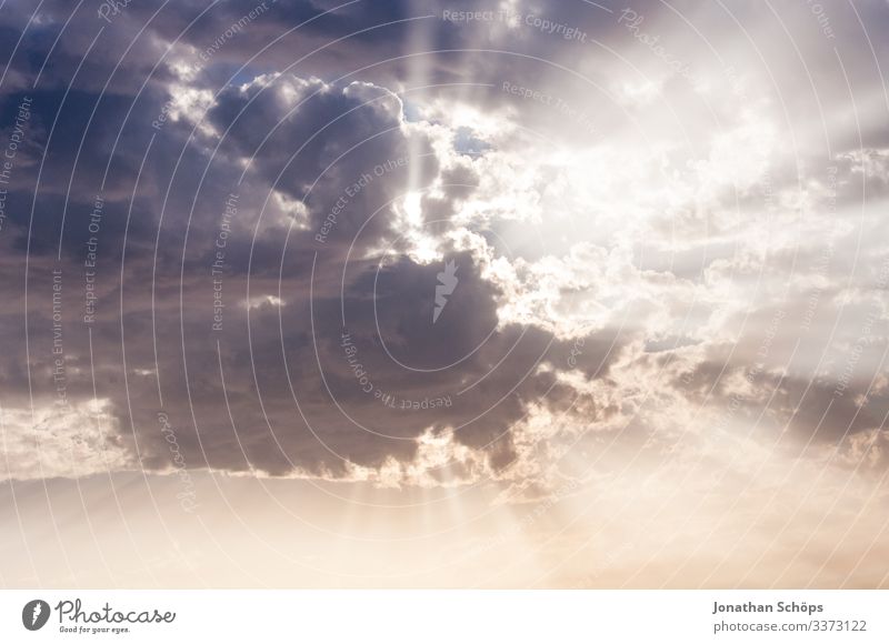 Wolkenhimmel mit Lichtstrahlen der Sonne Gegenlicht Sonnenstrahlen Lichterscheinung Tag Menschenleer Außenaufnahme Vertrauen himmlisch Hoffnungsstrahl