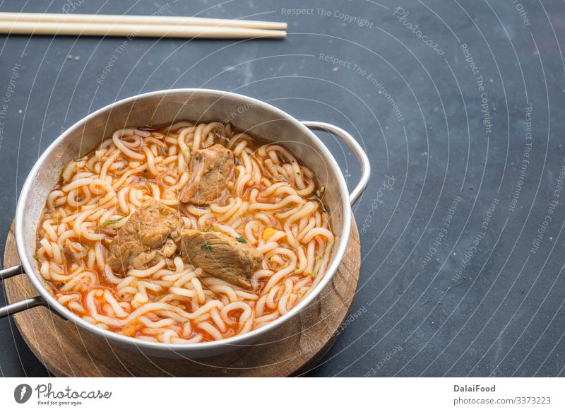 Nudeln chinesische Kalbfleischpfanne Fleisch Gemüse Mittagessen Abendessen Teller Schalen & Schüsseln Tisch Holz grün Asien asiatisch Hintergrund Paprika Möhre