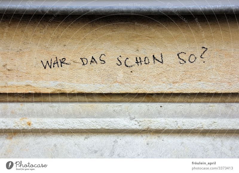 Fragen Wand Schrift Grafitti Mauer Schriftzeichen Fassade Zeichen Wort Außenaufnahme Farbfoto Tag Schmiererei Straßenkunst Jugendkultur Kreativität Kunst Kultur