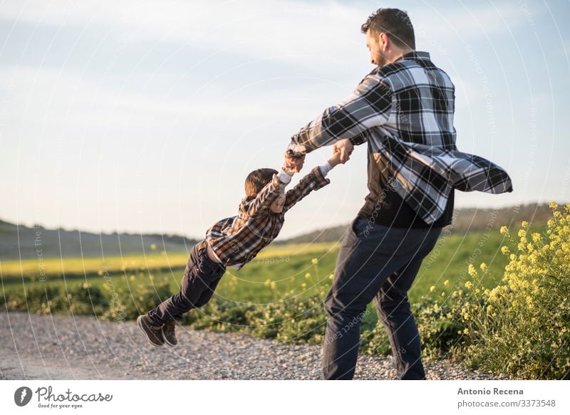 Spinning-Vater Freude Spielen Kind Mensch Junge Mann Erwachsene Familie & Verwandtschaft Arme Park Wiese Hügel Vollbart authentisch Wahrheit packend Sohn mit