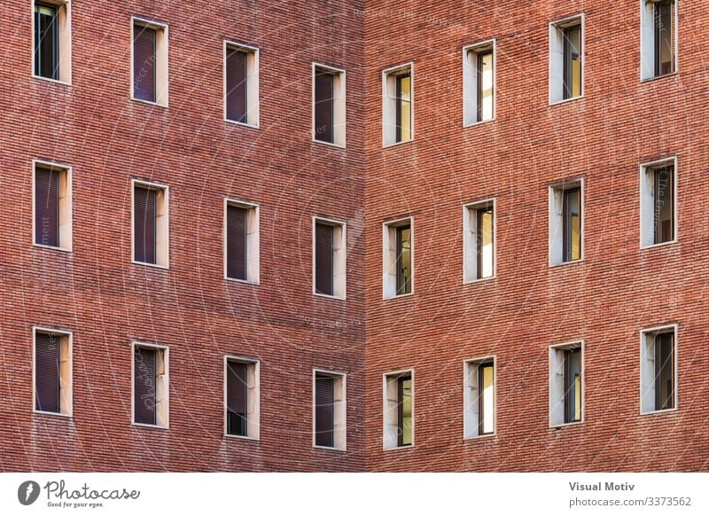 Symmetrische Fassaden eines Gebäudes Design Architektur Backstein Farbe Fenster Gebäudefassade urban altes Backsteingebäude Stadtfassade Außenseite