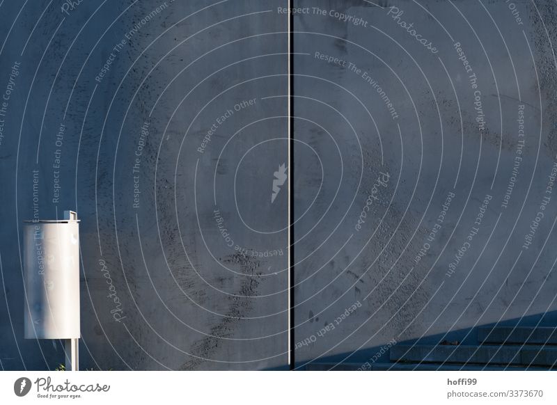 Mülltonne vor einer Betonwand Müllbehälter Betonmauer Betonbauweise Low Key Mülleimer Umwelt Menschenleer Außenaufnahme dreckig schmutzige Wand Zeitspuren