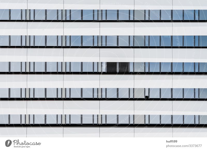 monotone weiße Fensterfassade mit zwei schwarzen Fenster Hauptstadt Hochhaus Bankgebäude Fassade ästhetisch authentisch eckig einfach elegant glänzend groß hell