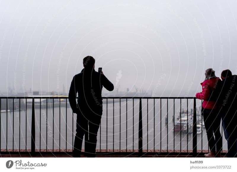 Bild im Nebel von einem, der im Nebel Bilder macht Menschen Horizont Hafen 30-45 Jahre Brücke Hamburger Hafen Panorama (Aussicht) Himmel Wasser Hafenstadt