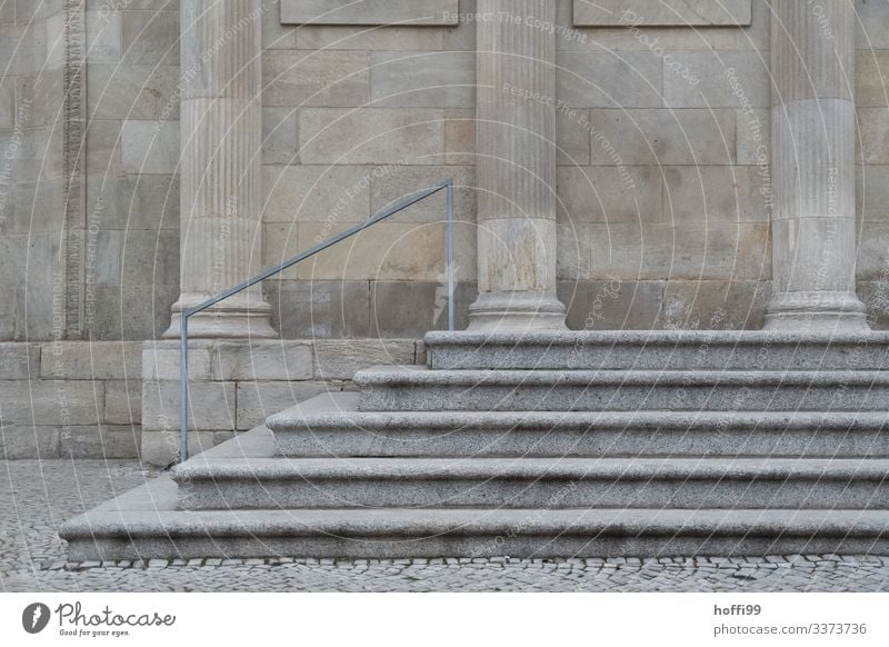 Sandsteintreppe mit Säulen und Geländer Sandsteinmauer Handlauf Treppengeländer Sandsteinsäulen Sandsteinfassade Architektur Mauer Außenaufnahme Menschenleer