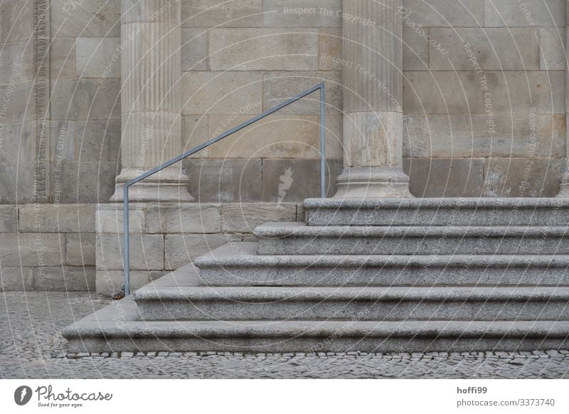 Treppe mit Säulen aus Sandstein Sandsteintreppe Sandsteinmauer Handlauf Treppengeländer Sandsteinsäulen Sandsteinfassade Architektur Mauer Außenaufnahme