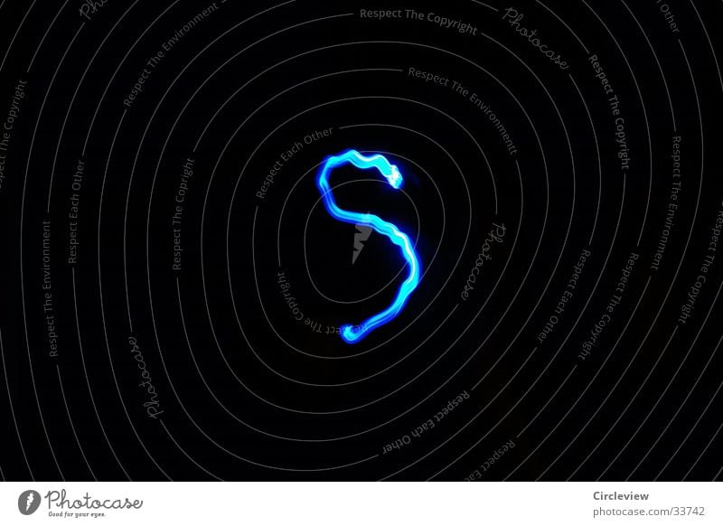 "S" aus Licht Buchstaben schwarz Schriftzeichen Langzeitbelichtung blau Letter