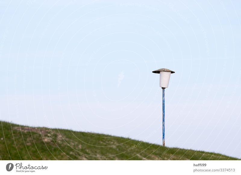 leicht deformierte minimalistische Strassenlaterne am Deich Natur Wolkenloser Himmel Sonnenaufgang Sonnenuntergang Frühling Sommer Schönes Wetter Gras Nordsee