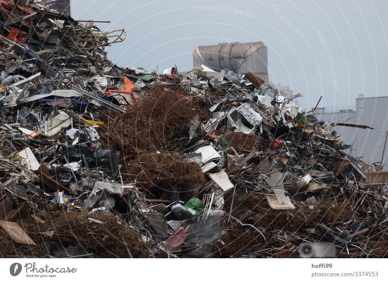 Schrottplatz mit einem Berg von Altmetall Industrieanlage Fabrik Metall Müll Altmaterial Recycling alt bedrohlich dreckig dunkel authentisch fest gigantisch