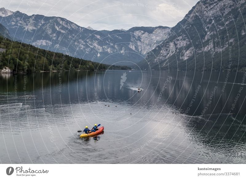 Menschen rudern auf dem See von Bohinj, Alpengebirge, Slowenien. Lifestyle schön Freizeit & Hobby Ferien & Urlaub & Reisen Tourismus Abenteuer Berge u. Gebirge