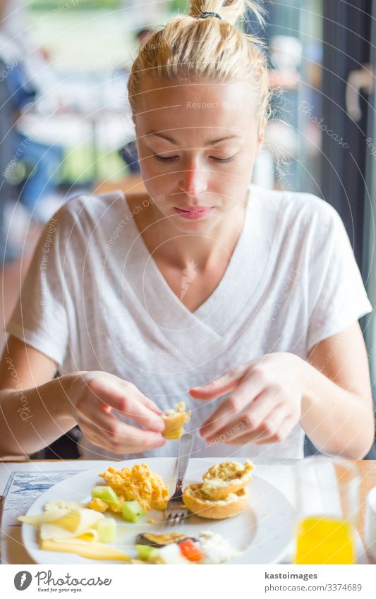 Frau, die ein köstliches gesundes Frühstück isst. Käse Gemüse Brot Essen Saft schön Ferien & Urlaub & Reisen Tourismus Restaurant Erwachsene Hand Straße