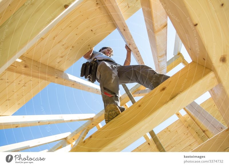 Bauarbeiter bei der Arbeit mit hölzerner Dachkonstruktion. Haus Rahmen heimwärts Bauherr Konstruktion Zimmerer Holz Dachdecker Arbeiter Gebäude Entwicklung