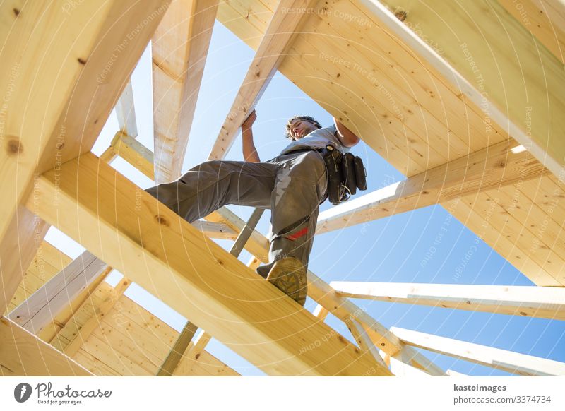 Dachdecker, die vorgefertigte Holzdachkonstruktionen montieren. Konzept der Bauindustrie. Haus Arbeit & Erwerbstätigkeit Handwerker Baustelle Industrie Werkzeug