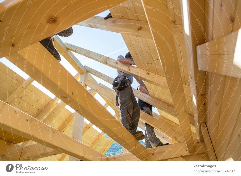 Bauarbeiter bei der Arbeit mit hölzerner Dachkonstruktion. Haus Arbeit & Erwerbstätigkeit Handwerker Baustelle Industrie Werkzeug Hammer Mensch Mann Erwachsene