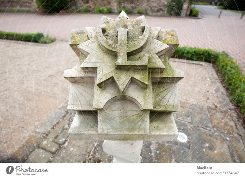 Sonnenuhr Kunst Kunstwerk Skulptur Sehenswürdigkeit Dekoration & Verzierung Stein Beton Zeichen Ornament Design Kreativität Kultur Sandstein Symbole & Metaphern