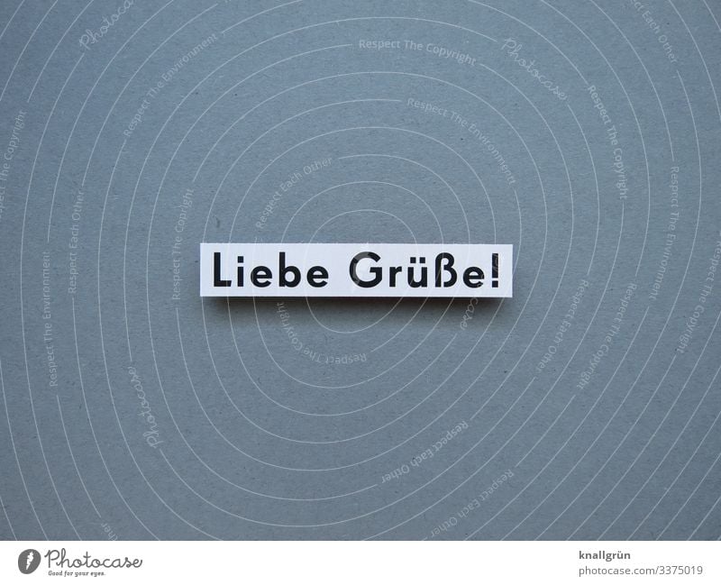 Liebe Grüße! Kommunikation Sprache Buchstaben Wort Farbfoto Typographie Kommunizieren weiß schwarz grau Menschenleer Hintergrund neutral Studioaufnahme