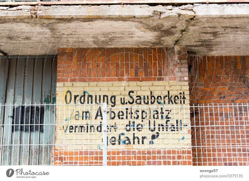 Gesundheit | Ordnung und Sauberkeit Thementag Unfallschutz Arbeitsplatz Arbeit & Erwerbstätigkeit Regeln Arbeitsschutz Farbfoto Menschenleer Baustelle