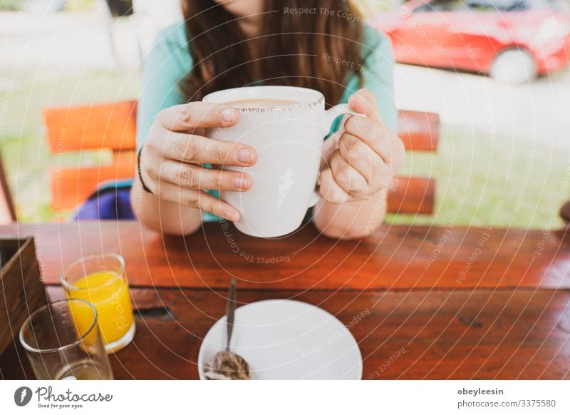 Junge glückliche Familie beim Frühstück Frucht Brot Croissant Marmelade Essen Getränk Saft Kaffee Teller Lifestyle Ferien & Urlaub & Reisen Tisch Küche Stein