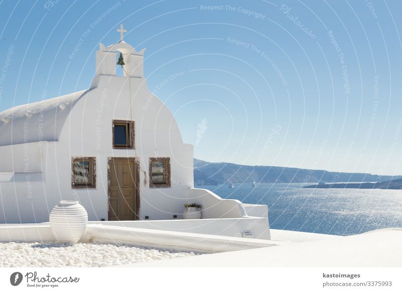 Traditionelle weiße orthodoxe Kirche in Oia, Santorin, Griechenland. schön Tourismus Sonne Meer Insel Himmel Baum Vulkan Dorf Stadt Architektur Beton Holz hell