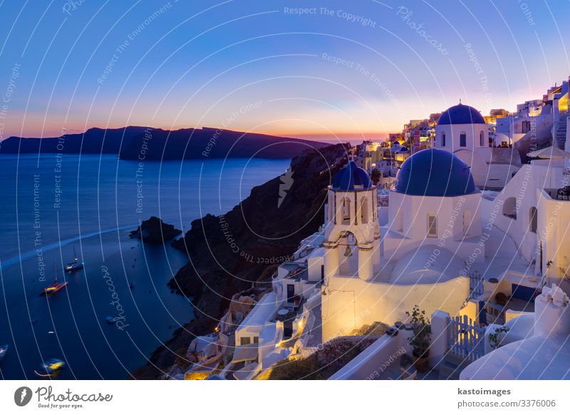 Griechisches Dorf Oia in der Abenddämmerung, Insel Santorin, Griechenland. Stil schön Ferien & Urlaub & Reisen Tourismus Sommer Meer Haus Kultur Natur